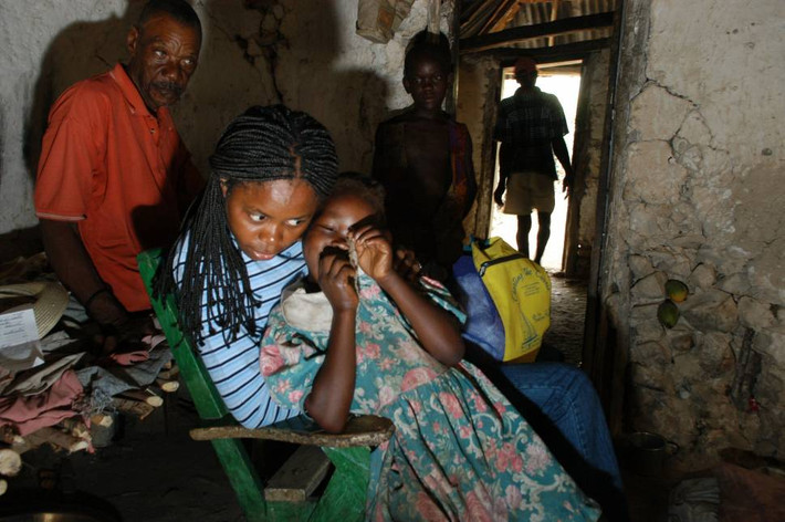 2. Haiti: Chế độ nô lệ ở Haiti có từ trước trận động đất kinh hoàng năm 2010. Nô lệ chiếm khoảng 200.000 trong tổng số 10 triệu dân của đất nước này. Hình thức phổ biến nhất là restavek – bóc lột sức lao động của trẻ em. Trong ảnh là bé Casseus Meloude, 7 tuổi, một restavek khóc khi tâm sự với một nhân viên xã hội tại ngôi làng nông thôn gần Les Cayes, Haiti tháng 4/2005.