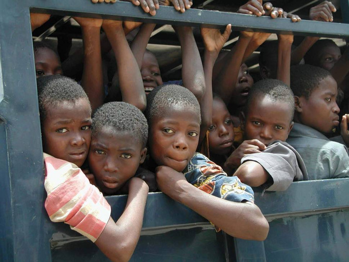 7. Benin: Hơn 76.000 người từ Benin buộc phải làm việc như nộ lệ ở các trang trại, mỏ khai thác đá… Trong ảnh, hàng chục trẻ em nô lệ đi sau xe cảnh sát ngày 26/9/2003 sau khi cảnh sát phá một đường dây buôn bán người ở biên giới Seme trước khi được đưa tới Benin.