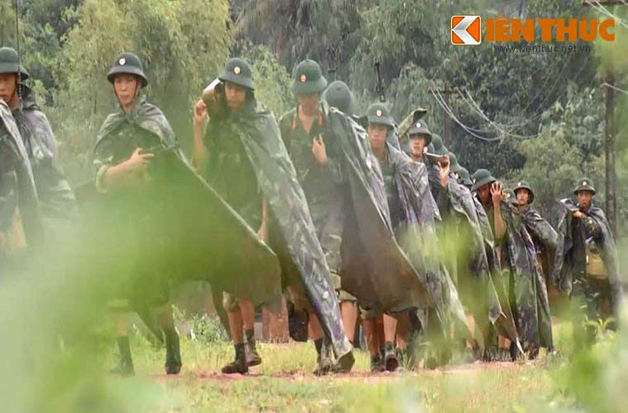 Bước chân hùng dũng của các chiến sĩ Sư đoàn Bộ binh 312 (Quân đoàn 1) trong cuộc hành quân xa, mang vác nặng tới khu vực diễn tập thực binh.