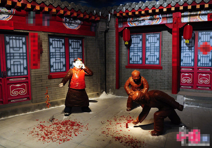5. Nổ pháo: Người Trung Quốc có truyền thống nổ pháo vào đêm giao thừa để xua đuổi tà ma, quỷ dữ vì quan niệm chúng sợ tiếng ồn lớn, ánh sáng và màu đỏ (của pháo).