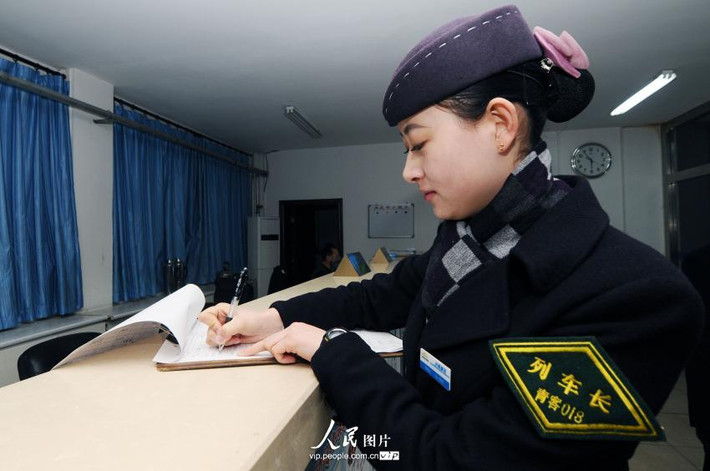 “Đóa hoa sen” Bai Junlai – Trưởng nhóm nữ nhân viên soát vé trên tàu cao tốc – viết vào nhật ký hành trình của tàu cao tốc.
