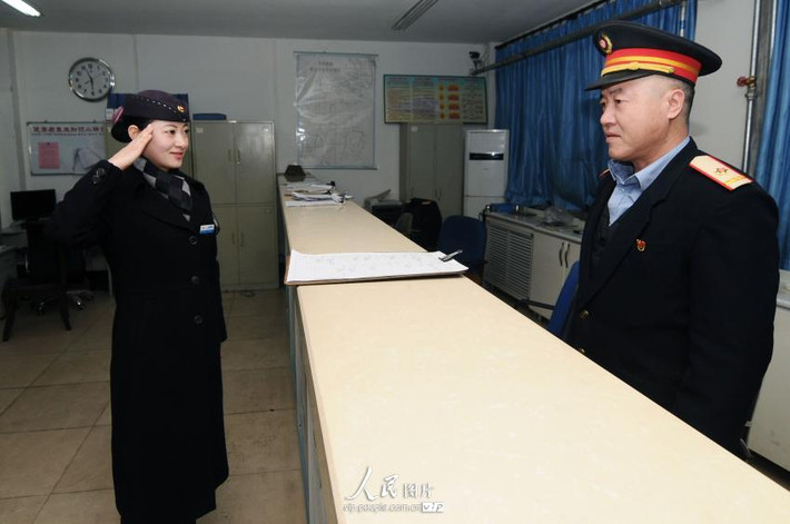 Nữ nhân viên tàu cao tốc Trung Quốc đứng nghiêm chào thủ trưởng.