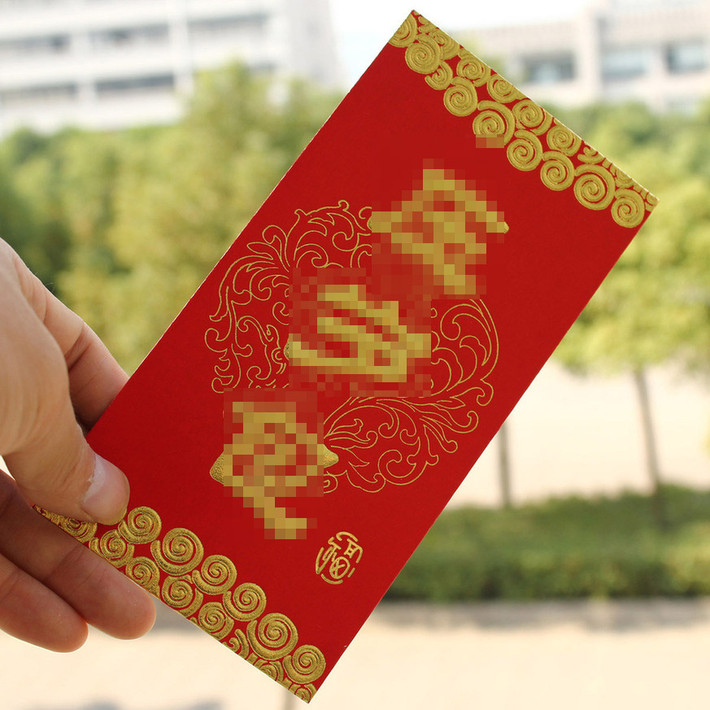 2. Tặng hồng bao cho trẻ em – Hồng bao là phong bì màu đỏ chứa một món tiền mừng tuổi nhỏ, tượng trưng cho may mắn và sự sung túc, giàu có. Các bậc lớn tuổi như ông bà, cha mẹ, người thân, hàng xóm… thường tặng hồng bao cho con cháu, trẻ em vào đêm giao thừa.
