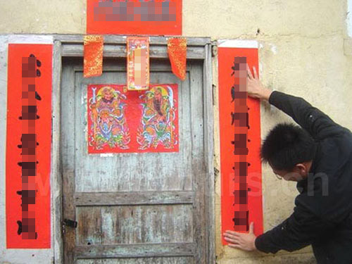 Các gia đình dán câu đối đỏ ở phía trước cửa ra vào (bên trên và 2 bên của cánh cửa) như là vật trang trí đón tết.
