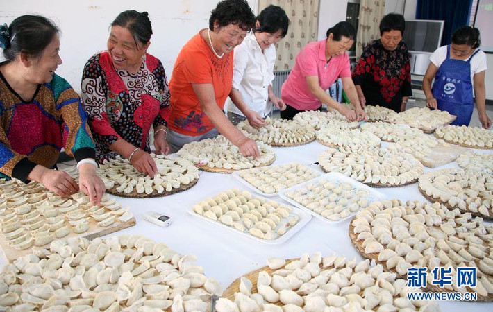 3. Ăn màn thầu hấp: Món ăn truyền thống của người Trung Quốc là màn thầu hấp hình trăng lưỡi liềm hoặc thỏi vàng, bạc cổ tượng trưng cho hy vọng sung túc, giàu có trong năm tới.