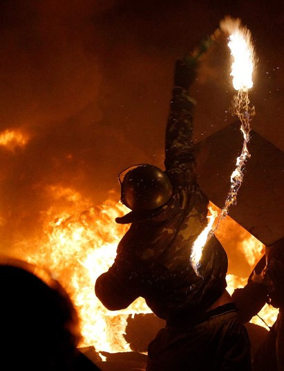 Ông Vitaliy Zakharchenko cáo buộc người biểu tình quá khích đã khởi động cuộc tấn công quyết liệt, nghiêm trọng vào lực lượng cảnh sát và đang tích cực tích trữ vũ khí tại các cơ sở của họ ở Kiev. Theo ông Zakharchenko, một trong những kho vũ khí của người biểu tình nằm tại hội trường thành phố ở trung tâm Kiev.