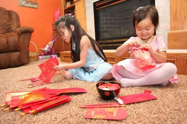 Màu đỏ của hồng bao là màu may mắn và do đó được cho là sẽ đem lại nhiều may mắn và những điều tốt đẹp cho người nhận.