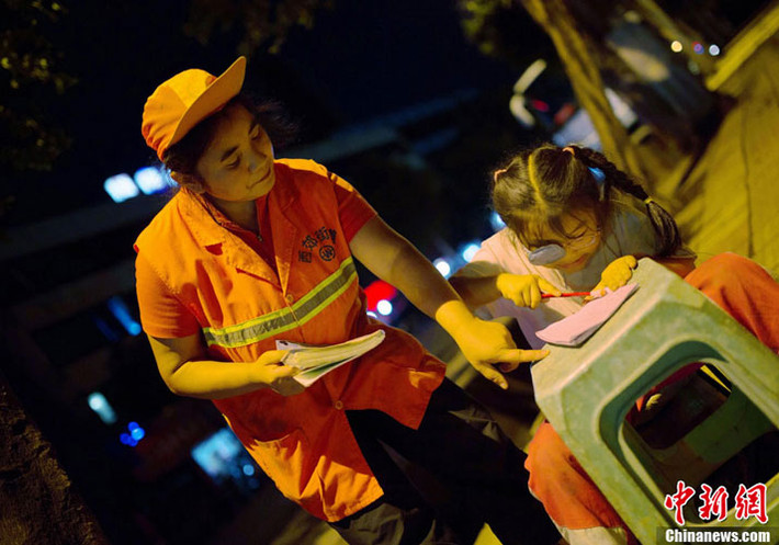 Gánh nặng gia đình đổ dồn lên vai cũng như phải lao động vất vả, dầm mưa dãi nắng ngoài trời, Wu Weixiu trông già hơn tuổi thật.