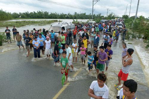 Một người đàn ông khác thiệt mạng vì bị điện giật và 2 trẻ em ở tỉnh Bulacan thiệt mạng vì chết đuổi do lũ lụt hoành hành trên diện rộng.