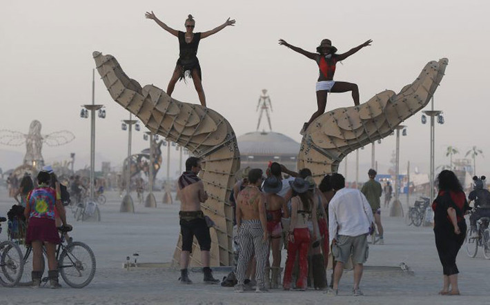Chủ đề của Burning Man năm nay là Cargo Cult, (tín ngưỡng thần linh mang hàng hóa đến của cư dân Thái Bình Dương)