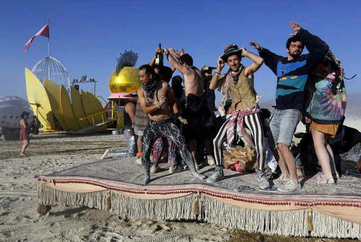 Những người tham dự sẽ được sống trong bầu không khí vô cùng cuồng nhiệt của Burning Man, một lễ hội tôn vinh sự thể hiện và tự lực. Sự kiện này được tổ chức lần đầu tiên năm 1986.