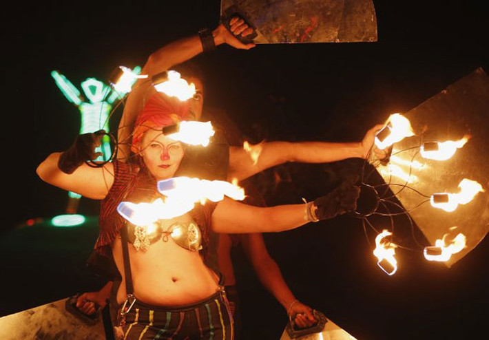 Các nghệ sĩ biểu diễn với lửa trong lễ hội Burning Man đêm 31/8.
