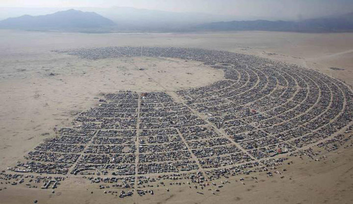 Lễ hội Burning Man thu hút nhiều người tham gia là nhờ có nhiều hoạt động vô cùng sôi động, cuồng nhiệt như đại nhạc hội, biểu diễn nghệ thuật, xiếc và hàng loạt các chương trình vui chơi, giải trí khác.