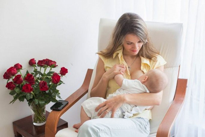 Cho con bú: Cho con bú trong 6 tháng đầu đời giúp giảm nguy cơ mắc ung thư vú ở người mẹ tới 40%. Bên cạnh đó, sinh con sau tuổi 30 làm tăng nguy cơ mắc ung thư vú đáng kể.