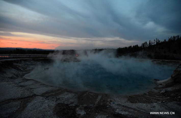 Hơi nước bốc lên từ suối nước nóng Grand Prismatic nổi tiếng ở Vườn quốc gia Yellowstone.
