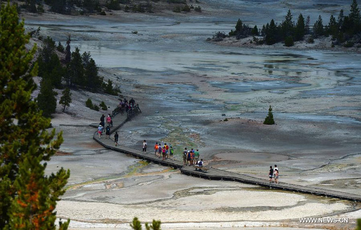 Du khách chiêm ngưỡng vẻ đẹp hoang sơ của mạch nước phun West Thumb ở vườn quốc gia Yellowstone, Mỹ.