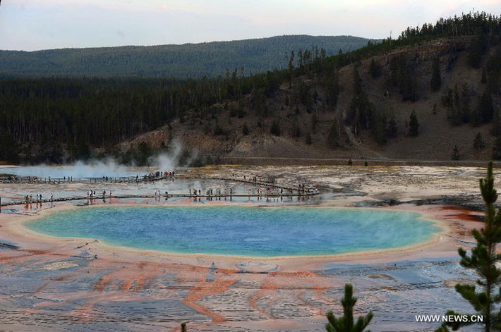 Vẻ đẹp rực rỡ của suối nước nóng Grand Prismatic Spring ở vườn quốc gia Yellowstone.