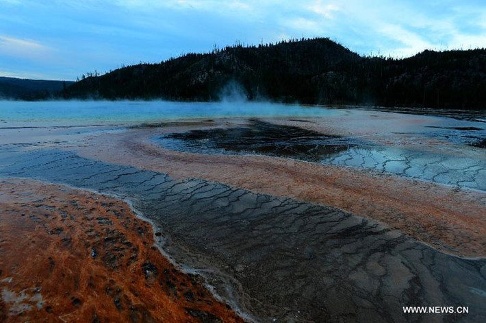 Nhưng mạch nước phun nổi tiếng nhẩt trong vườn quốc gia Yellowstone và có lẽ nổi tiếng nhất thế giới là mạch nước phun Old Faithful, nằm tại bồn địa Upper Geyser.