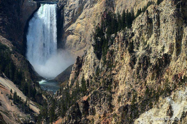 Vẻ đẹp hùng vĩ, ngoạn mục của hẻm Grand Canyon trong Công viên quốc gia Yellowstone, Mỹ