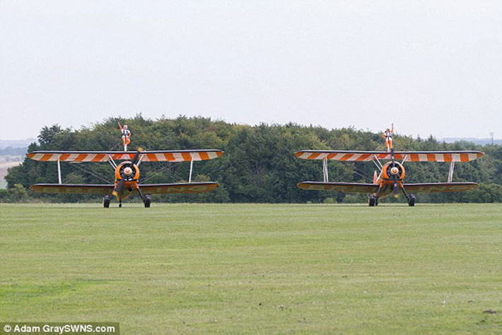 Hai cô bé là thế hệ thứ 3 của gia đình biểu diễn trên cánh máy bay Boeing Stearman.