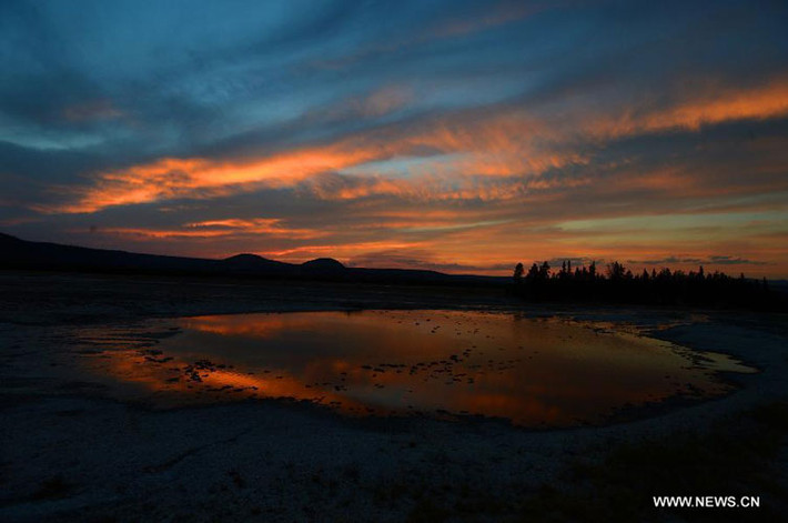 Hoàng hôn đẹp mê hoặc ở suối nước nóng Grand Prismatic Spring ở vườn quốc gia Yellowstone.