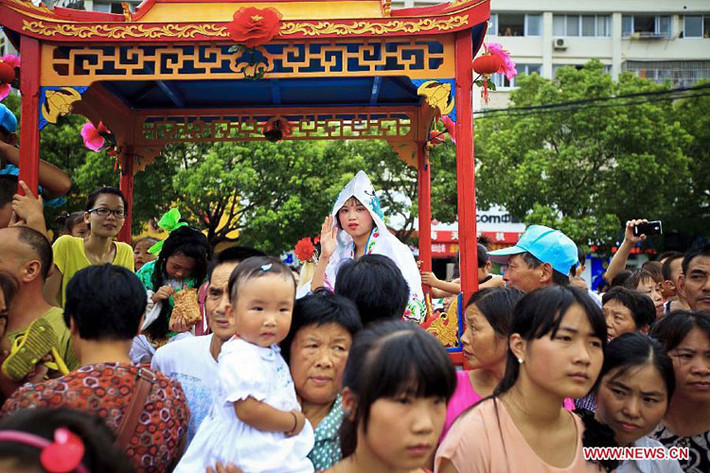 Đông đảo người dân địa phương cũng tới tham gia lễ cúng.
