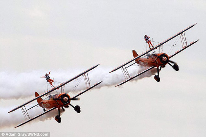 Rose Powell và Flame Brewer đã biểu diễn trên cánh chiếc máy bay cổ Boeing Stearman của ông nội.