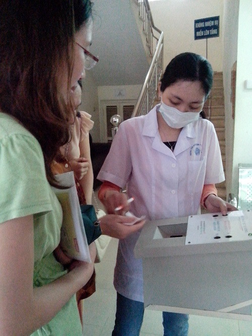 Chị Hoàng Thị Ánh cho biết, do đọc báo nên biết được thông tin ngày 20/4 Hà Nội tiêm phòng sởi miễn phí cho trẻ nên chị đến sớm để lấy số.
