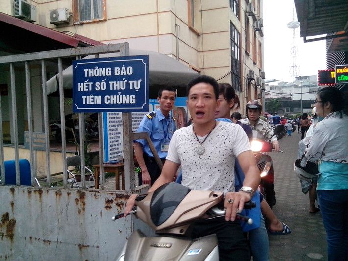 Tuy tình hình dịch bệnh đang rất phức tạp, lượng trẻ đi tiêm phòng sởi tăng, nhưng do quy định mỗi điểm tiêm chủng không tiêm quá 50 trẻ/buổi nên mới 8h sáng nhiều phụ huynh đưa con đến rồi lại phải ra về vì hết số thứ tự tiêm chủng.