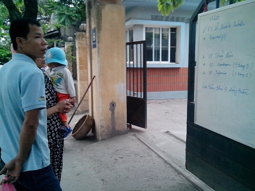 Trong khi đó, một số người tưởng lầm rằng hôm nay tiêm cả vắc xin chữa 3 loại bệnh sởi, rubella, quai bị...