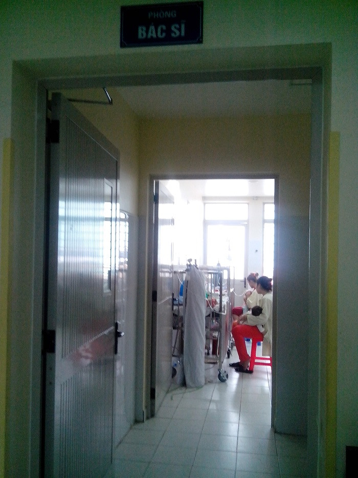 Thậm chí, cả nhưng nơi để nghỉ ngơi hay giao ban như phòng bác sĩ cũng đã được huy động thành nơi chăm sóc bệnh nhi.