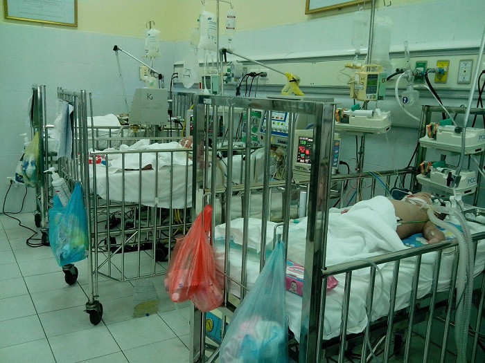 Đối với những bệnh nhân nặng, bệnh viện phải bố trí khu điều trị riêng, tuy nhiên do số lượng bệnh nhi biến chứng nhiều nên phòng điều trị cũng trong tình trạng phải kê thêm giường bệnh.