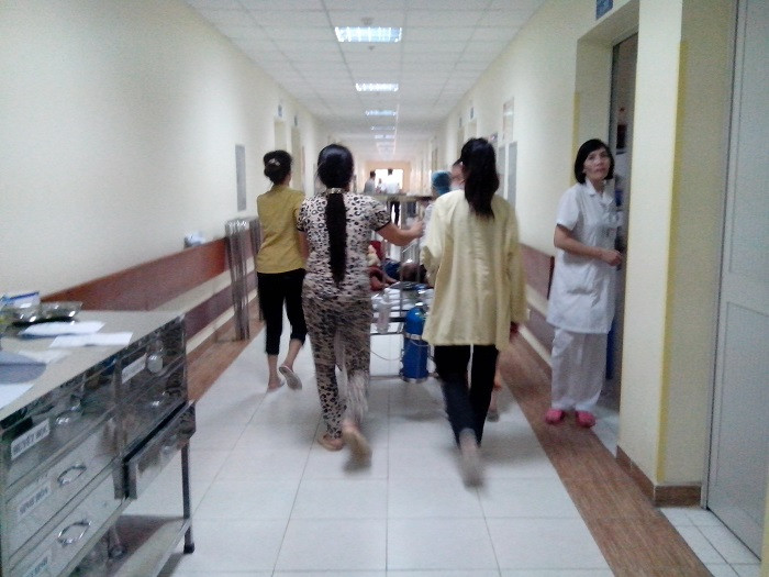 "Bệnh nhi có thể nhập viện bất cứ lúc nào, có thể là ngày hoặc đêm vì thế các bác sĩ phải căng mình để chống sởi", bác sĩ Hải cho biết.