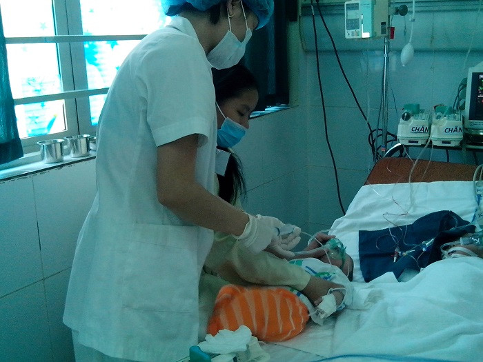 Đối vơi bệnh nhi là vậy, còn đối với các bác sĩ, do tình trạng và diễn biến khó lường của bệnh sởi, nhiều bác sĩ phải hoạt động trên 200% công suất để chăm sóc các cháu nhỏ.