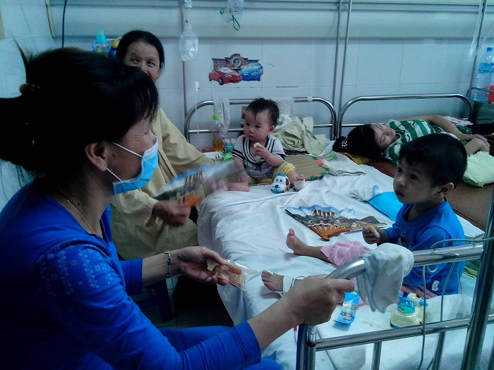 Trong khi đó, Khoa truyền nhiễm BV Nhi Trung ương trung bình mỗi ngày vẫn tiếp nhận 15 đến 20 bệnh nhi mắc sởi trong đó có nhiều bệnh nhi có biến chứng nặng.