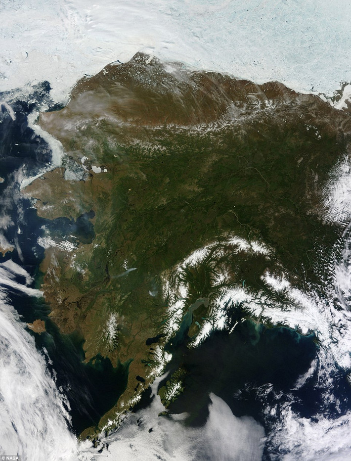 Vệ tinh Terra của NASA ngày 17/6 chộp được khoảnh khắc hiếm khi vùng Alaska "trời quang mây tanh". Thông thường, gần như toàn bộ hoặc một phần Alaska luôn bị che phủ trong biển mây mù.