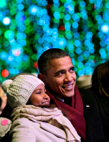 Tổng thống Obama dịu dàng bên cô con gái thứ 2, Sasha trong tiệc mừng giáng sinh ở Nhà trắng ở Washington tháng 12/2010.