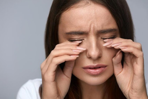 Dưới mắt:Mắt thâm quầng, sưng húp và nổi mụn là dấu hiệu cảnh báo thận của bạn có vấn đề. Nguyên nhân là mất nước, căng thẳng. Để giải quyết tình trạng này, bạn nên uống nhiều nước, tránh caffeine, muối. Ngoài ra, bạn cũng có thể thử trà xanh, bổ sung chất chống oxy hóa, giảm quầng thâm.