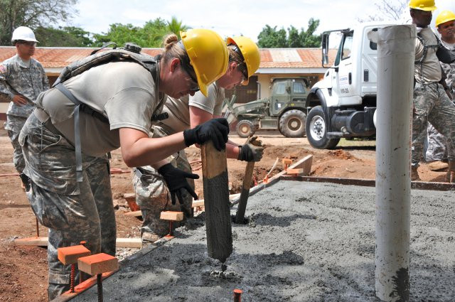 2. Giám đốc dự án xây dựng: Mức lương cơ bản khoảng 82.790 USD (1,76 tỷ VNĐ). Ngành công nghiệp xây dựng có xu hướng thích tuyển những người từng là công binh (quân nhân được đào tạo để thiết kế và xây dựng trong quân đội) cho vị trí Giám đốc cho các dự án xây dựng vì tin tưởng vào năng lực và những kỹ năng họ từng được đào tạo.