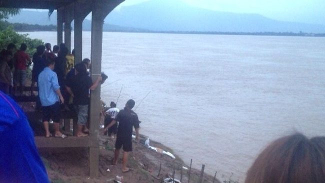...trong đó, nhiều người tham gia vào việc tìm kiếm người bị nạn.