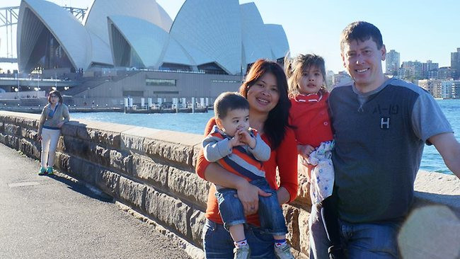 Gia đình 4 người từ Sydney bao gồm vợ chồng anh Gavin Rhodes (nhân viên thuế) và 2 con của họ (một trai, một gái) cũng có mặt trên chiếc máy bay xấu số.