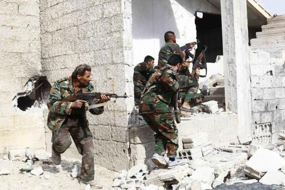 Theo INSI, năm nay tỷ lệ các vụ bắt cóc và mất tích nhà báo ở Syria tăng so với năm ngoái. Trong ảnh, một nhóm chiến binh Syria đang chiến đấu tại một tòa nhà đổ nát.