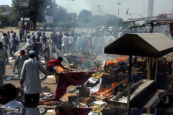 ...và Pakistan với 9 nhà báo bị giết hại. Trong ảnh là hiện trường một vụ bạo lực ở Pakistan.