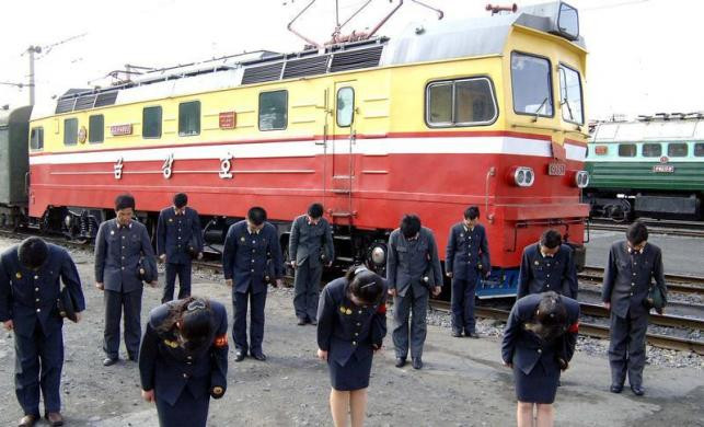 Công nhân đường sắt Triều Tiên tưởng nhớ cố lãnh đạo Kim Jong-il nhân kỷ niệm 100 ngày mất của ông.