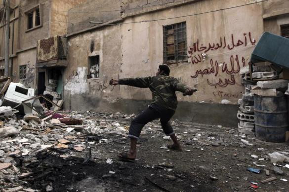 Ngoài ra, ít nhất 18 nhà báo nước ngoài tại Syria và 20 nhà báo trong nước đã bị bắt cóc, bị giam giữ hoặc mất tích trong năm nay. Trong ảnh, một chiến binh nổi dậy Syria chuẩn bị ném lựu đạn.