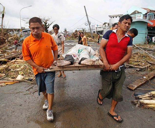 Tại Philippines, 9 người bị những kẻ tấn công vô danh sát hại và 4 người khác thiệt mạng khi đang tác nghiệp trong các đợt thiên tai bao gồm siêu bão Haiyan mới đây.