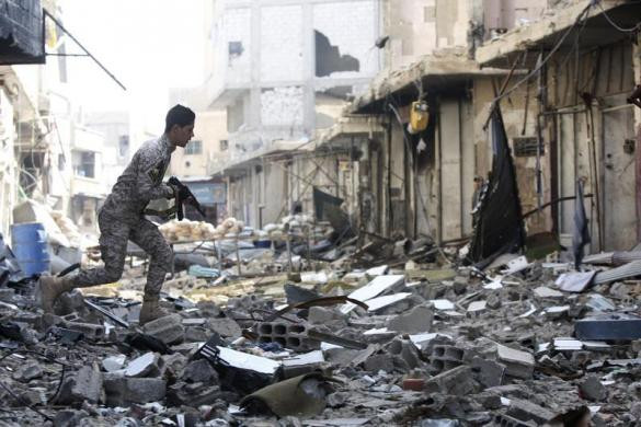 Con số trên thấp hơn năm ngoái khi 28 phóng viên, nhà báo thiệt mạng tại Syria. Trong ảnh, một chiến binh nổi dậy Syria đang chiến đấu.