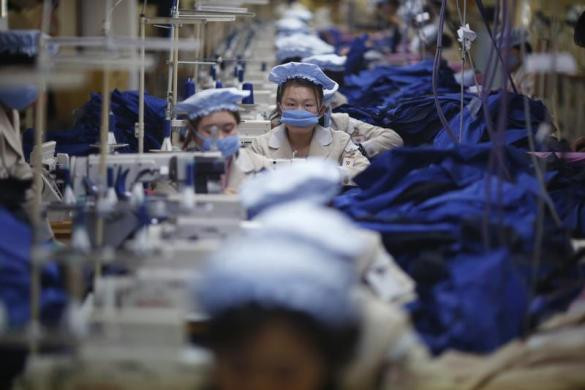 Công nhân Triều Tiên cần mẫn làm việc trong nhà máy sản xuất của một công ty Hàn Quốc tại khu công nghiệp chung Kaesong.