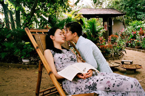 Thể hiện táo bạo mối tình đồng tính nữ còn phải kể đến bộ phim “The Chinese Botanist’s Daughters”. Câu chuyện tình rất đẹp, lãng mạn và buồn của hai cô gái Lý Minh và An lấy đi không ít nước mắt khi chứng kiến bi kịch của hai cô gái trẻ.