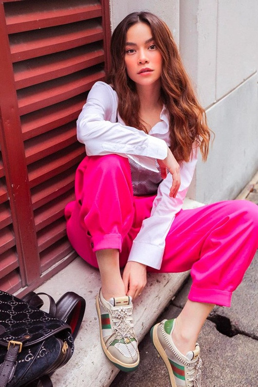 Khi chuyển sang street-style với màu hồng, Hà Hồ thể hiện sự khôn ngoan và tinh tế hơn hẳn.